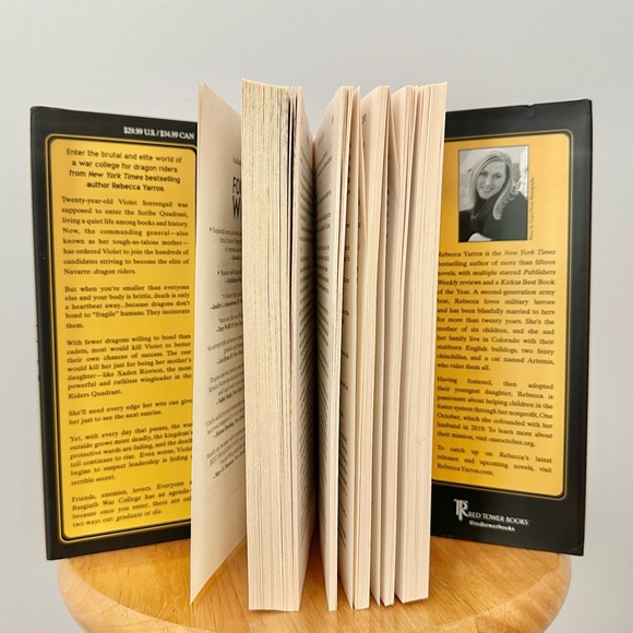 Fourth Wing Hardcover Yarros, Rebecca (The Empyrean #1) Adult Fantasy Romance - Picture 4 of 7